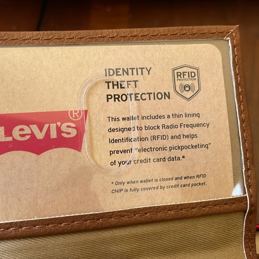 Men’s BNWT Levi’s RFID Multi cards ID wallet Tan in tin metal box - Picture 9 of 11